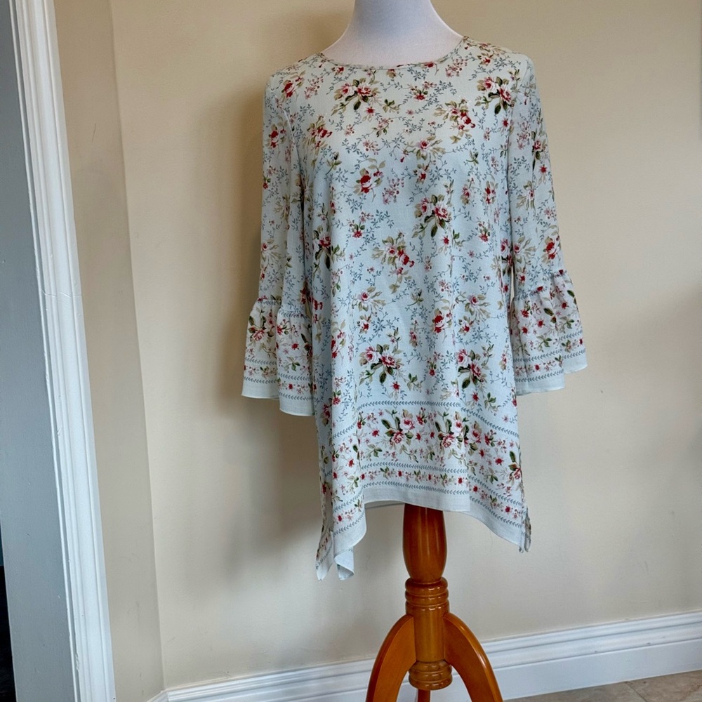 Tunic top with a soft floral print.Max studio size L, detailed 3/4 long sleeves.